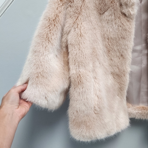 Fabulous Furs Evening Shawl - Picture 6 of 8